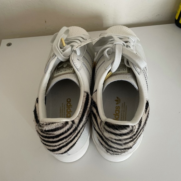 Adidas fuzzy zebra superstars size 6 - Picture 3 of 5